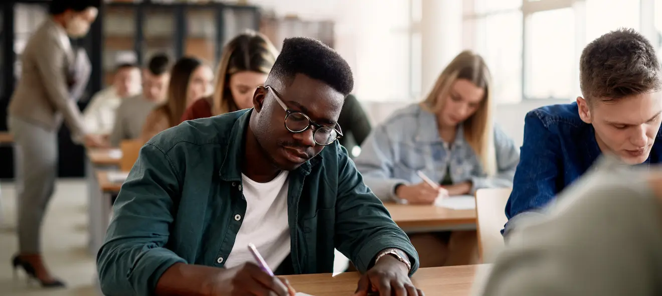How do I write an evaluation essay with clear criteria?